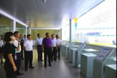 新疆若羌縣委副書(shū)記、縣長(zhǎng)艾山江帶領(lǐng)考察團(tuán)走